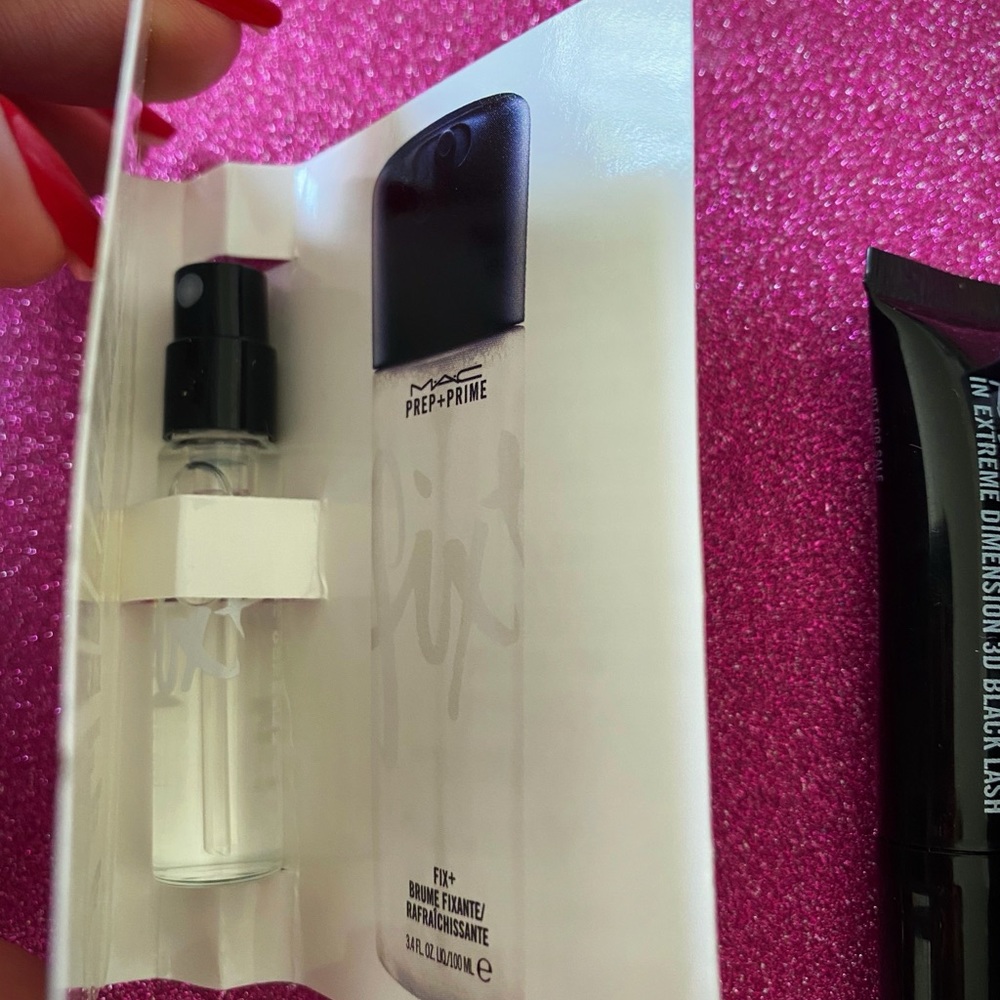 Mac Cosmetics- Gift Set - Picture 3 of 5